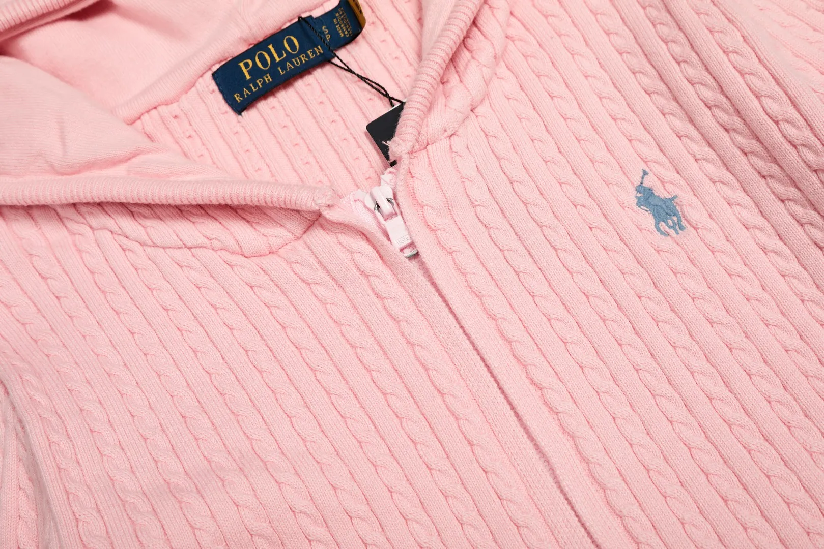 P310 Top quality" Style number: DS501# (not off the shelves all year round) [Ralph Lauren small twist solid color pony embroidered logo full zipper hooded jacket] ✅Ralph Lauren old money style classic basic versatile goddess style small twist zipper hooded jacket ✅Main supplier platform live broadcast Wholesale entity Replenish when out of stock Not off the shelf ✅ZP quality 1:1 version Scan the code to enter the GF website Counter quality ✅Customized zipper color is the same The full zipper stitching hood is very complicated. The small twist process takes a long time and the cost is extremely high. ✅The quality of the details is the only one in Guangzhou. Imported quality cotton yarn, focusing on high-end, cost-effective, good quality. Needless to say, the goddess’s upper body is really amazing, so sweet, so beautiful. This coat is really good-looking. Navy blue, apricot, pink, yellow, purple, light blue, Chinese red